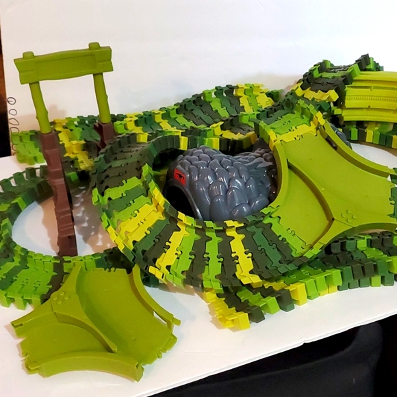 LAST CHANCE Magic Tracks Set Dino Green Camo Safari Truck - Picture 6 of 9